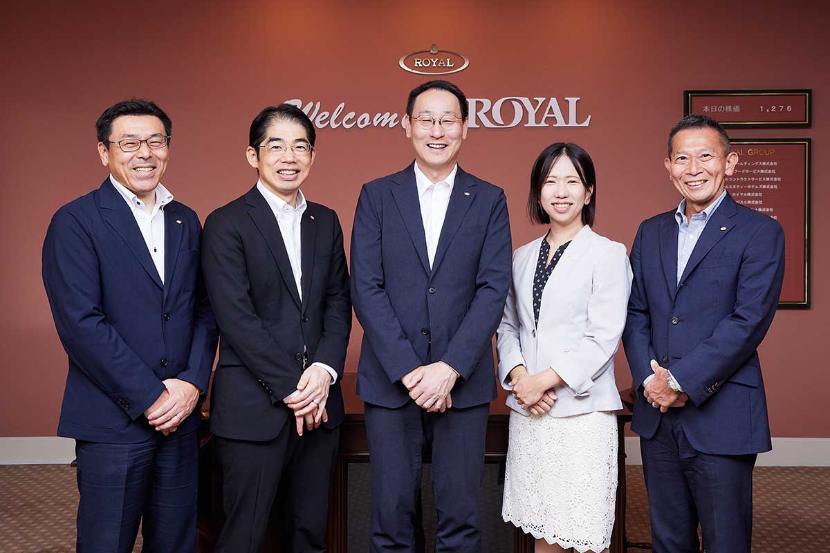 写真左より
ロイヤルマネジメント株式会社 システム部 システム企画室長
鬼塚 竜平 様
ロイヤルホールディングス株式会社 執行役員 (兼)ロイヤルマネジメント株式会社 担当 経営企画部長 大坂 賢治 様
ロイヤルフードサービス株式会社 代表取締役社長 川勝 邦弘 様
ロイヤルマネジメント株式会社 ロイヤルアカデミー室長 森重 祐子 様
ロイヤルホールディングス株式会社 システム・DX推進部長 (兼) ロイヤルマネジメント株式会社 システム部長 大澤 弘明 様