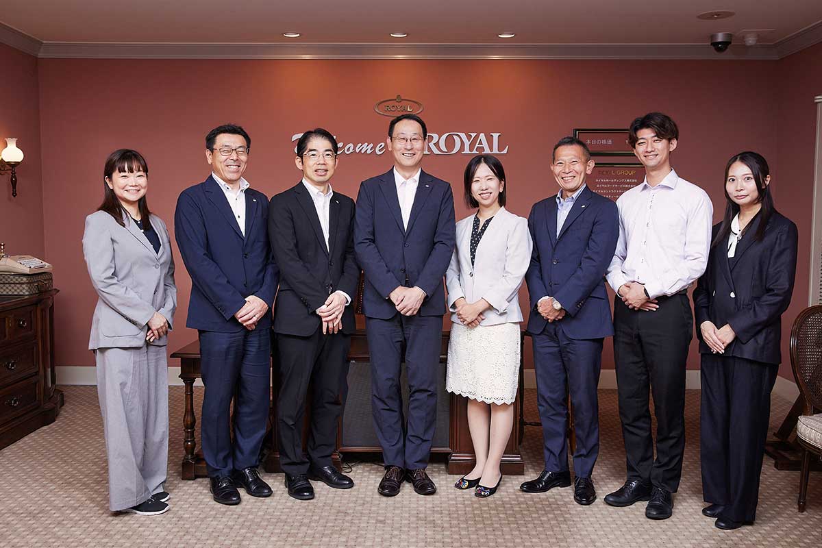 写真左より
双日テックイノベーション株式会社 アプリケーション事業本部 事業開発部 ビジネスデザイン課 川田桃子
ロイヤルマネジメント株式会社 システム部 システム企画室長 鬼塚 竜平 様
ロイヤルホールディングス株式会社 執行役員 (兼)ロイヤルマネジメント株式会社 担当 経営企画部長 大坂 賢治 様
ロイヤルフードサービス株式会社 代表取締役社長 川勝 邦弘 様
ロイヤルマネジメント株式会社 ロイヤルアカデミー室長 森重 祐子 様
ロイヤルホールディングス株式会社 システム・DX推進部長 (兼) ロイヤルマネジメント株式会社 システム部長 大澤 弘明 様
双日テックイノベーション株式会社 アプリケーション事業本部 事業開発部 ビジネスデザイン課 江頭 広高
双日テックイノベーション株式会社 アプリケーション事業本部 事業開発部 ビジネスデザイン課 加藤 芽唯