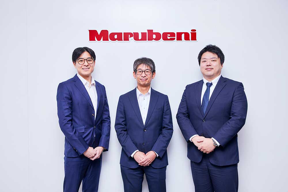 丸紅株式会社 食料・アグリ戦略企画部 システム課 小野 優 氏（ 写真左）
丸紅株式会社 食料・アグリ戦略企画部 システム課長 竹村 健太郎 氏（ 写真中央）
丸紅株式会社 食料・アグリ戦略企画部 システム課 白鳥 翔 氏（ 写真右）