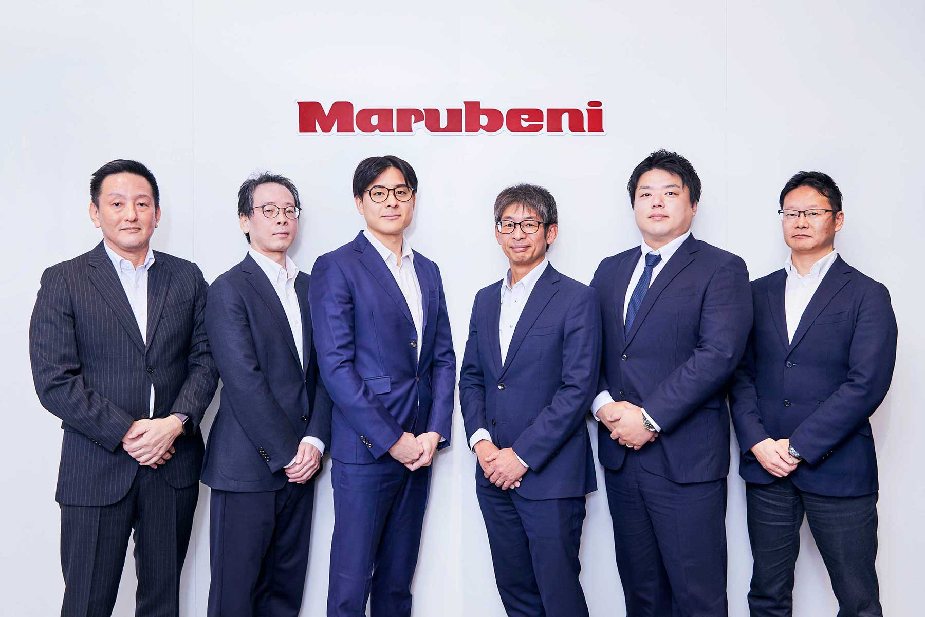 写真左より
双日テックイノベーション株式会社 アプリケーション事業本部 副本部長 小北 洋史
双日テックイノベーション株式会社 アプリケーション事業本部プロジェクト推進室プロジェクト推進課　岡田 賢司
丸紅株式会社　食料・アグリ戦略企画部　システム課　小野 優 氏
丸紅株式会社　食料・アグリ戦略企画部　システム課長　竹村 健太郎 氏
丸紅株式会社　食料・アグリ戦略企画部　システム課　白鳥 翔 氏
双日テックイノベーション株式会社 アプリケーション事業本部 ERP事業部 部長 西本 信浩