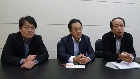 写真左から
JNシステムパートナーズ株式会社 第一システム部 業務第二チーム チームリーダー 今野 彰 氏
JNシステムパートナーズ株式会社 第一システム部 部長 大島 正樹 氏
JSRトレーディング株式会社 経営企画管理部 総務・システムグループリーダー 有田 良夫 氏
※所属部署名、役職名は、取材当時のものです。
