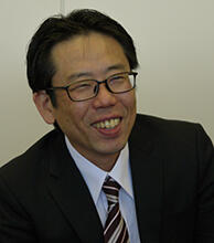 ITコストを削減するとともに、新商品開発やサービスのシステム基盤を提供しています。
株式会社NTTデータ 第二金融事業本部 第二バンキング事業部 第一バンキング統括部 開発担当 課長 増本 新一 氏