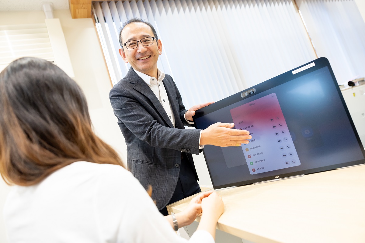 本庁舎の相談先部署が一覧表示されており、画面をタップをすることで簡単に接続できます。