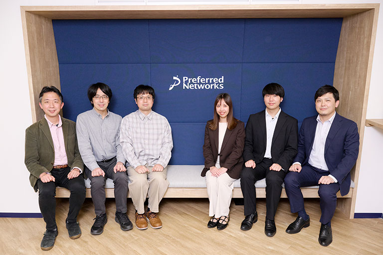 左から記載：
株式会社Preferred Computing Infrastructure　代表取締役社長　土井 裕介氏
株式会社Preferred Networks　AIコンピューティング事業本部 基盤技術部　エンジニア　金井 瑛氏
株式会社Preferred Networks　AIコンピューティング事業本部 基盤技術部　エンジニア　阿波連 良尚氏
双日テックイノベーション株式会社　ネットワークインテグレーション事業本部　事業推進部　村上 裕紀
同社　ネットワークインテグレーション事業本部　第一技術部　植田 翔貴
同社　ネットワークインテグレーション事業本部　第三営業部　中嶋 渉