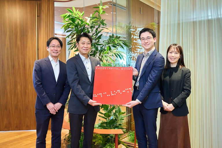 左から記載:
レオス・キャピタルワークス株式会社
システム部 村松 陽 氏
レオス・キャピタルワークス株式会社
システム部 部長 鶴留 和也 氏
双日テックイノベーション株式会社
クラウドソリューション事業本部 営業部 四課
課長補佐 川合 恭史郎
双日テックイノベーション株式会社
クラウドソリューション事業本部 ワークプレイス事業推進部 一課
主任 中俣 初音