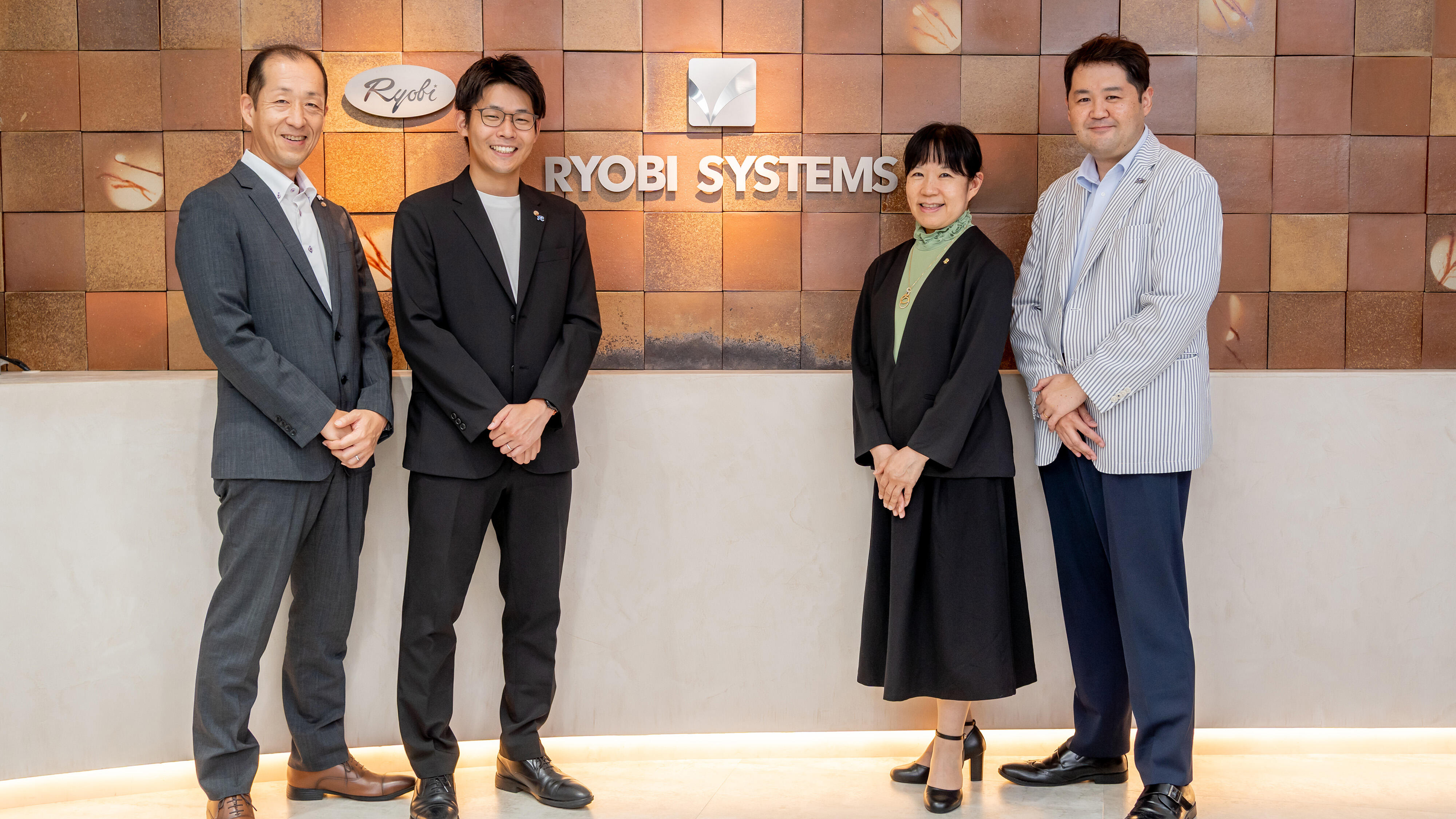 (写真左より)インフラビジネスカンパニー BPO事業部 BPOサービス部
BPOセンター第2グループ グループ長 香川 直樹 氏
BPOセンター第2グループ スペシャリスト 藤井 隆宏 氏
BPOセンター第2グループ 藤縄 真由美 氏
BPOセンター第1グループ グループ長 井本 佳佑 氏