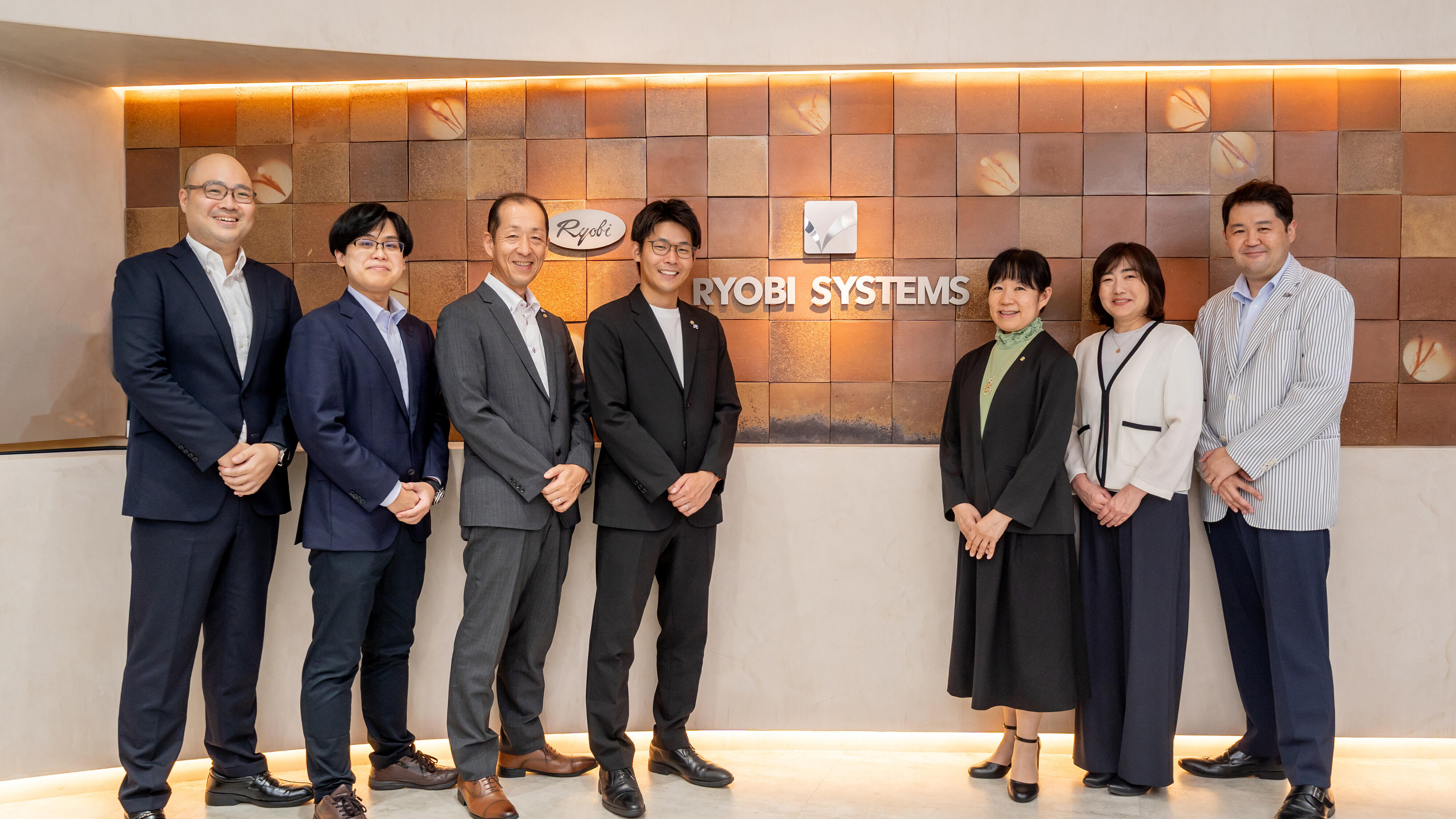 (写真左から)
双日テックイノベーション株式会社 アプリケーション事業本部ECM事業部カスタマーサクセス課 課長 工藤 三郎
双日テックイノベーション株式会社 アプリケーション事業本部ECM事業部開発一課 染谷 尭
株式会社両備システムズ インフラビジネスカンパニー BPO事業部 BPOサービス部 BPOセンター第2グループ グループ長 香川 直樹 氏
株式会社両備システムズ インフラビジネスカンパニー BPO事業部 BPOサービス部 BPOセンター第2グループ スペシャリスト 藤井 隆宏 氏
株式会社両備システムズ インフラビジネスカンパニー BPO事業部 BPOサービス部 BPOセンター第2グループ 藤縄 真由美 氏
双日テックイノベーション株式会社 アプリケーション事業本部 ECM事業部 開発一課 主任 川本 祐子
株式会社両備システムズ インフラビジネスカンパニー BPO事業部 BPOサービス部 BPOセンター第1グループ グループ長 井本 佳佑 氏