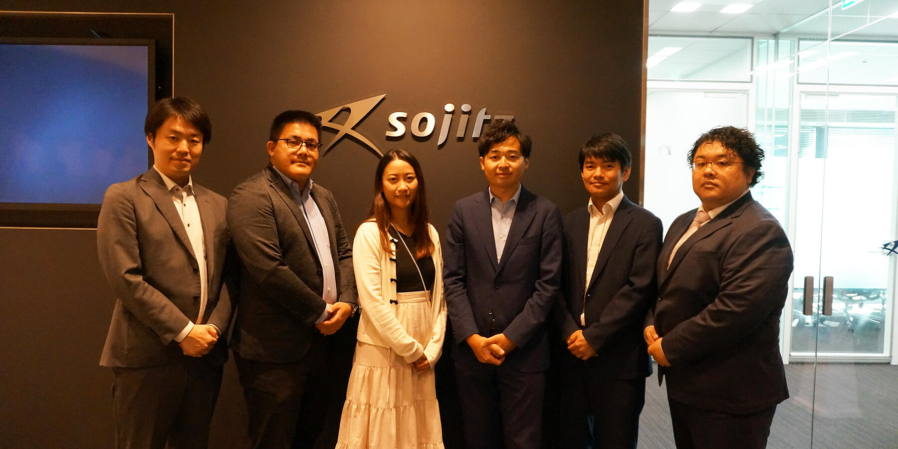 写真左から
双日テックイノベーション株式会社 SG事業本部 事業推進部 三課 課長 湊 扶
双日株式会社 デジタル推進第二部 業務システム企画課 吉田 誠氏
双日株式会社 デジタル推進第二部 ITインフラ統括課 上級主任 喬 妍業氏
双日株式会社 デジタル推進第一部 デジタル・データ活用推進課 主任 鹿毛 健広氏
双日テックイノベーション株式会社 SG事業本部 事業推進部 一課 柳原 知行
双日テックイノベーション株式会社 SG事業本部 事業推進部 三課 福冨 昭憲