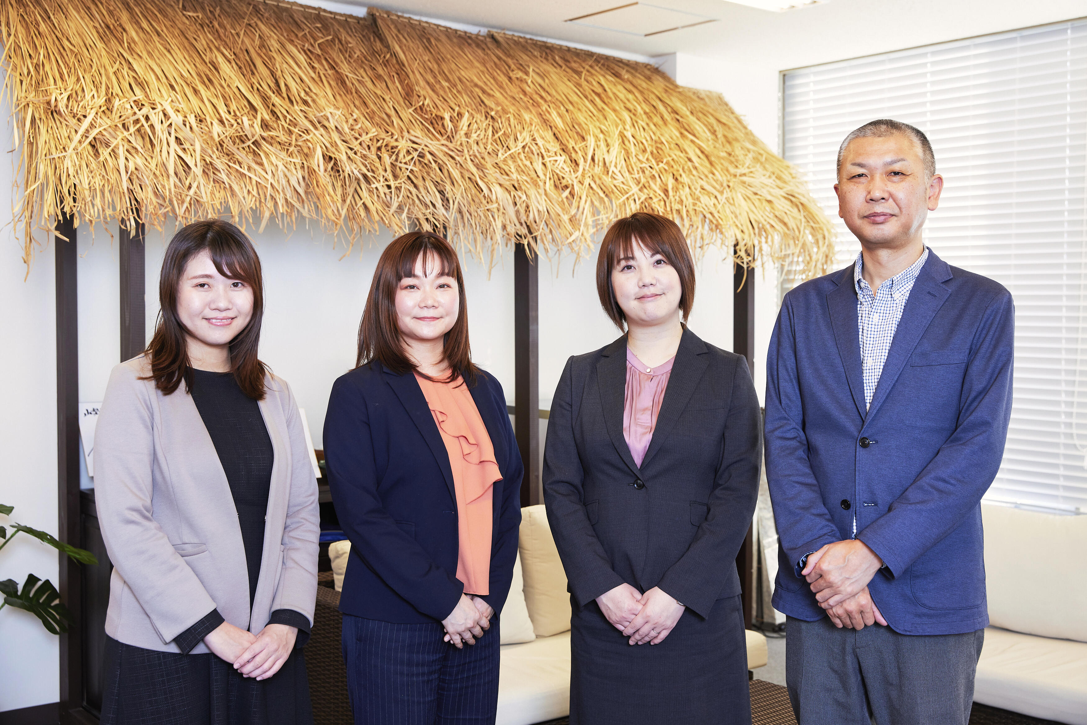 （写真左から）
株式会社山梨中央銀行　経営企画部 DX・イノベーション推進室 DX推進チーム　林 希 様
双日テックイノベーション株式会社　アプリケーション事業本部 アプリケーション事業開発部 ビジネスデザイン課　課長補佐　川田 桃子
株式会社山梨中央銀行　日下部支店 主　 依田 友香里 様
株式会社山梨中央銀行　経営企画部 DX・イノベーション推進室　室長　窪沢 崇 様