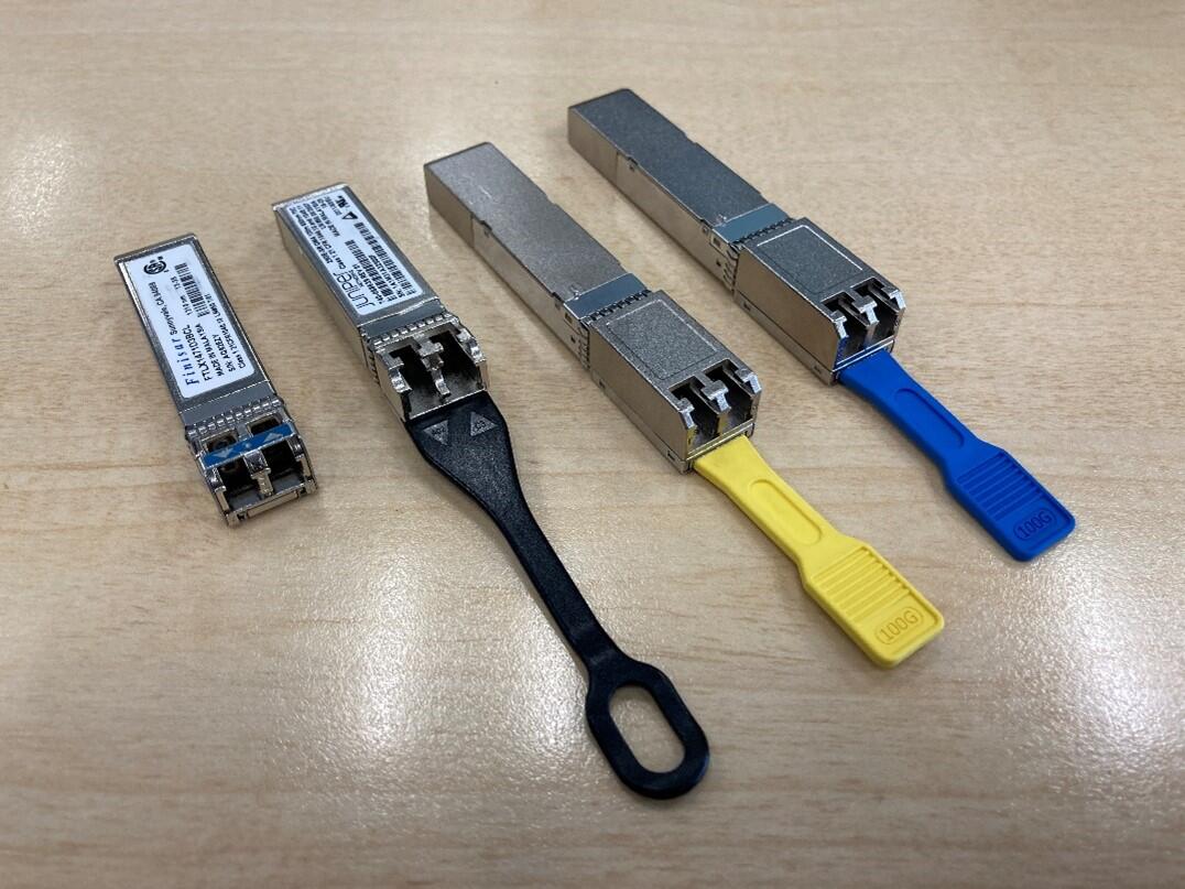 左から、SFP+、SFP28、SFP-DD(DR)、SFP-DD(LR1) です。
