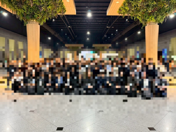 日本から参加したパートナー各社のメンバーとの集合写真（人物にはぼかし加工を施しています）