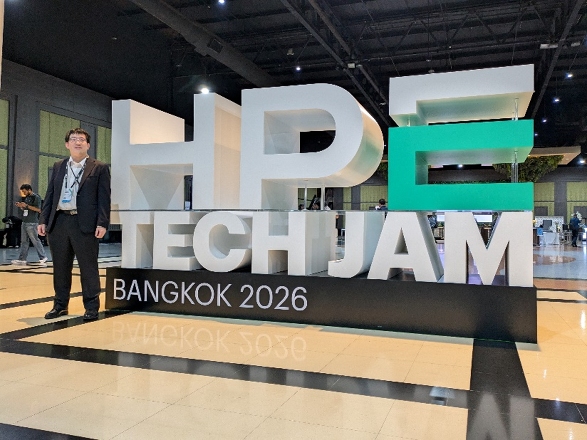 会場に設置されたHPE TECH JAM BANGKOK 2026のロゴサインにて