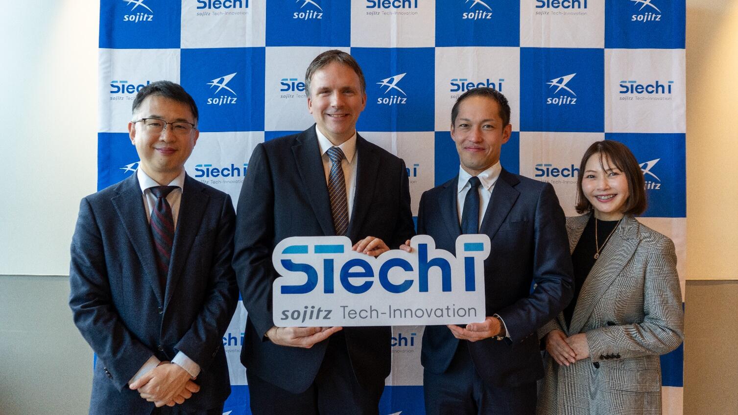 写真左から
双日テックイノベーション株式会社 アプリケーション事業本部 本部長補佐 青木 俊
ビザ・ワールドワイド・ジャパン株式会社 Visaコンサルティング&アナリティックス 部長 クリストファー ビショップ 様
富士通株式会社 戦略アライアンス本部 Strategic Engagement Office マネージャー 植田 直樹 様
双日テックイノベーション株式会社 アプリケーション事業本部 開発部 課長補佐 寺尾 友理