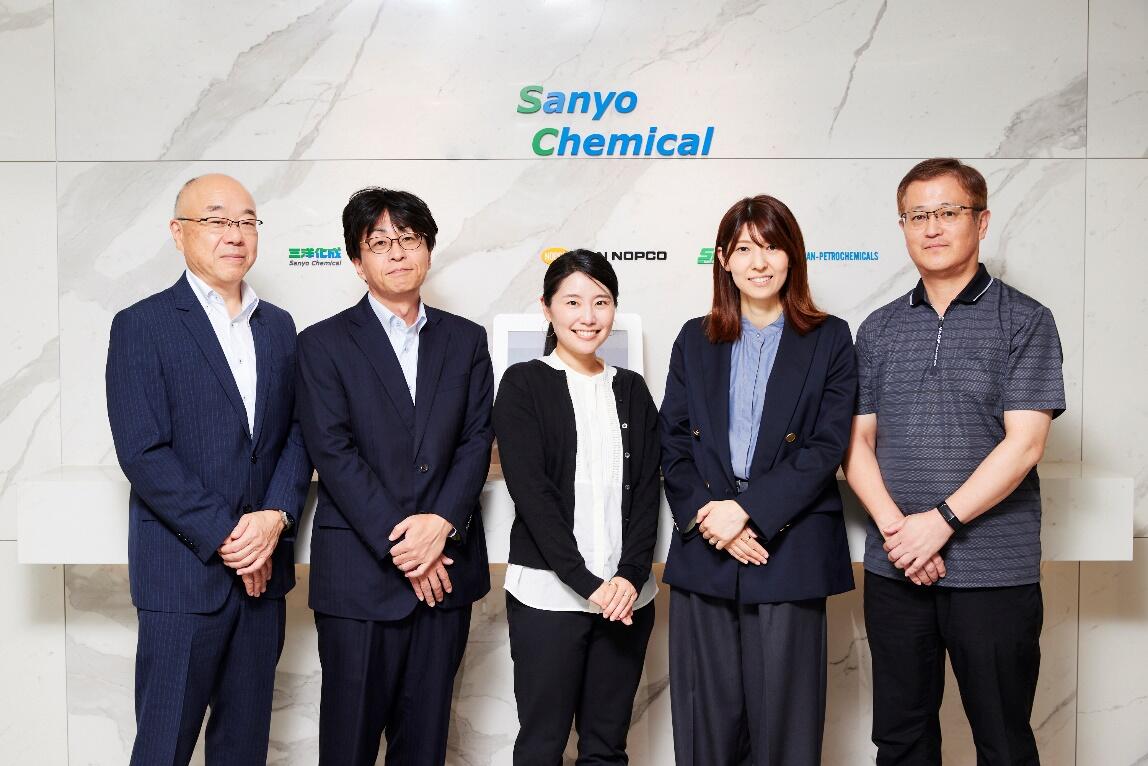 左から記載：
三洋化成工業株式会社　
SCM統括本部 ロジスティクス部 副主席部員 和田 一郎 氏
SCM統括本部 ロジスティクス部 業務グループ 主任部員 西山 昌康 氏
SCM統括本部 ロジスティクス部 業務グループ 菊地 美有紀 氏
SCM統括本部 ロジスティクス部 業務グループ 岩瀬 香菜絵 氏
SCM統括本部 ロジスティクス部 業務グループ グループ マネージャー 今橋 健二 氏