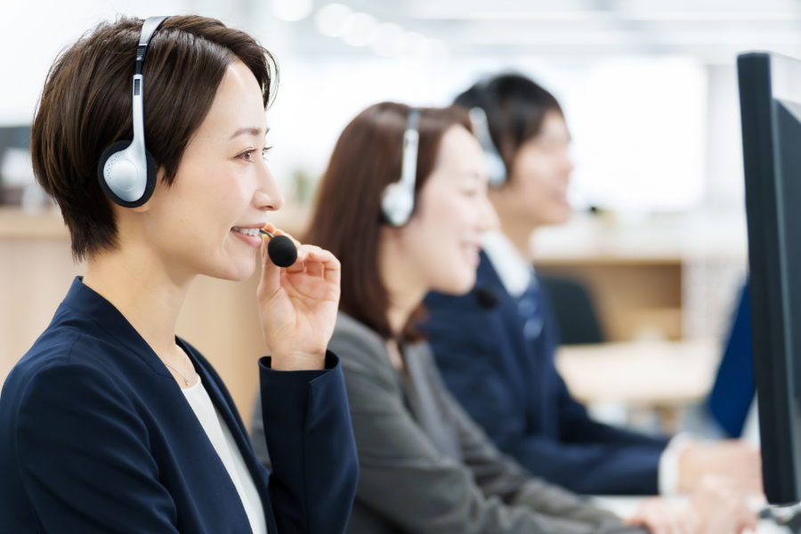 当社はZoom Phoneの導入から３年間で、年間の通信コストを１億7000万円から7400万円まで削減しました。通信プランの最適化に加え、通信端末の削減や通話対応の効率化など、コミュニケーション全体を見直したことで、33%という大幅なコストカットに成功しました。