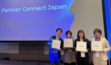 「Japan Zoom Partner Contributor Awards」 受賞者: 双日テックイノベーション株式会社 クラウドソリューション事業本部 コラボレーション事業部 (写真左より順番に記載)八木 直久、増田 佑美、潘 みのり、津山 沙穂